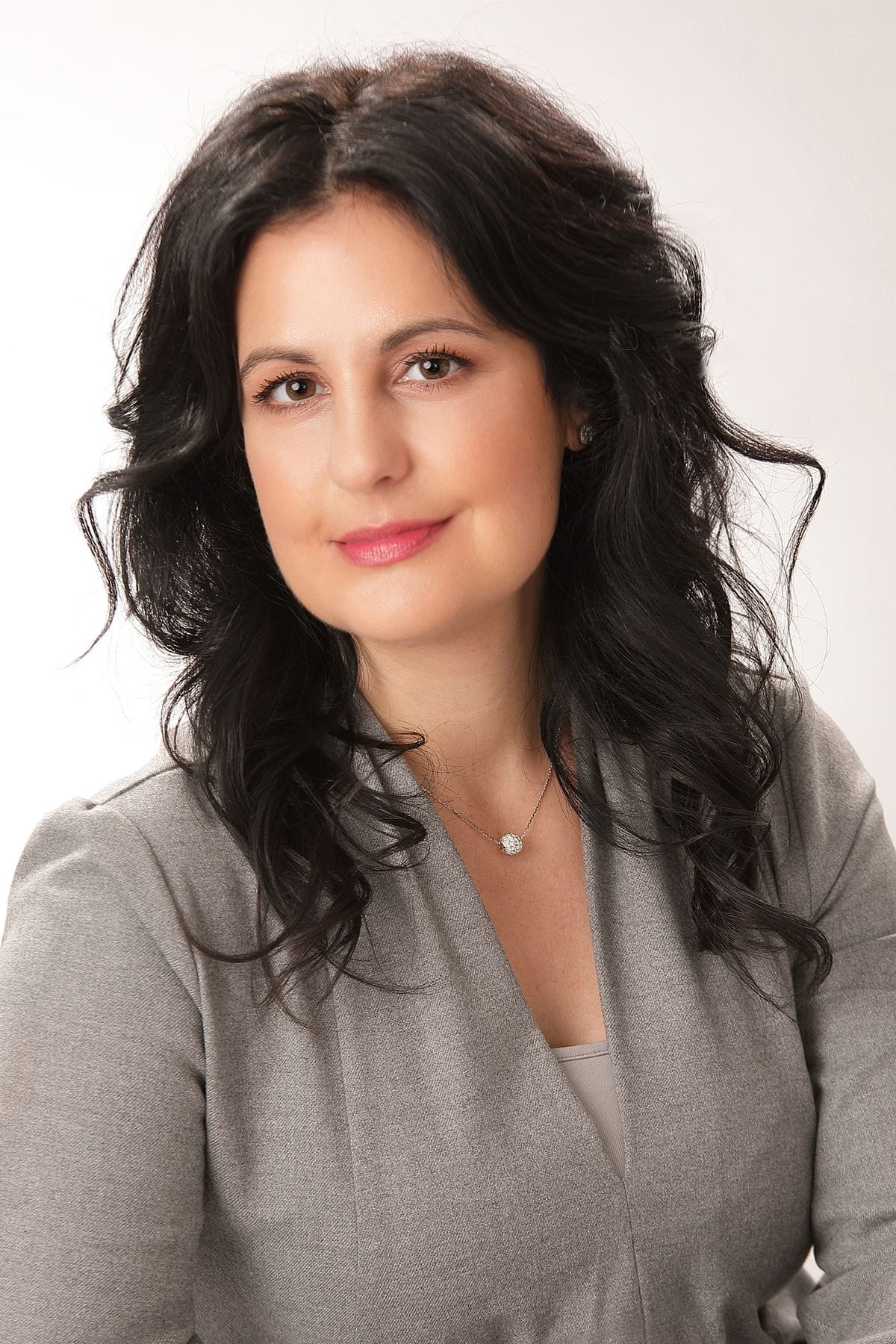 Lina Serafini, Lawyer for Real Estate Law, Business & Corporate Law, Wills & Powers of Attorney, and Estate Planning