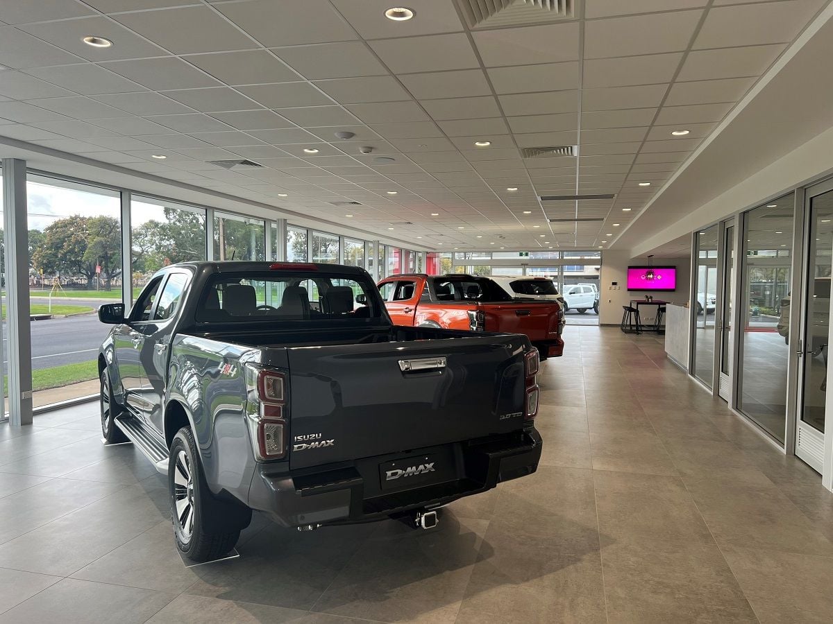 Isuzu Image -63a3c37b76f04