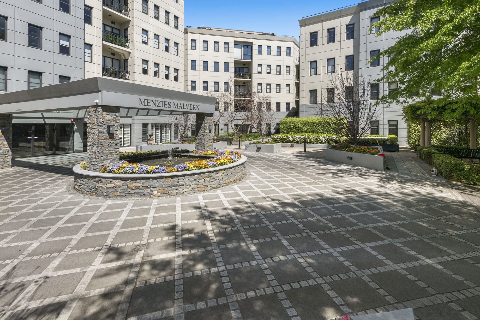 Grey Granite Cobbles with Black Granite Paver Granite Image -69a8b906e8573