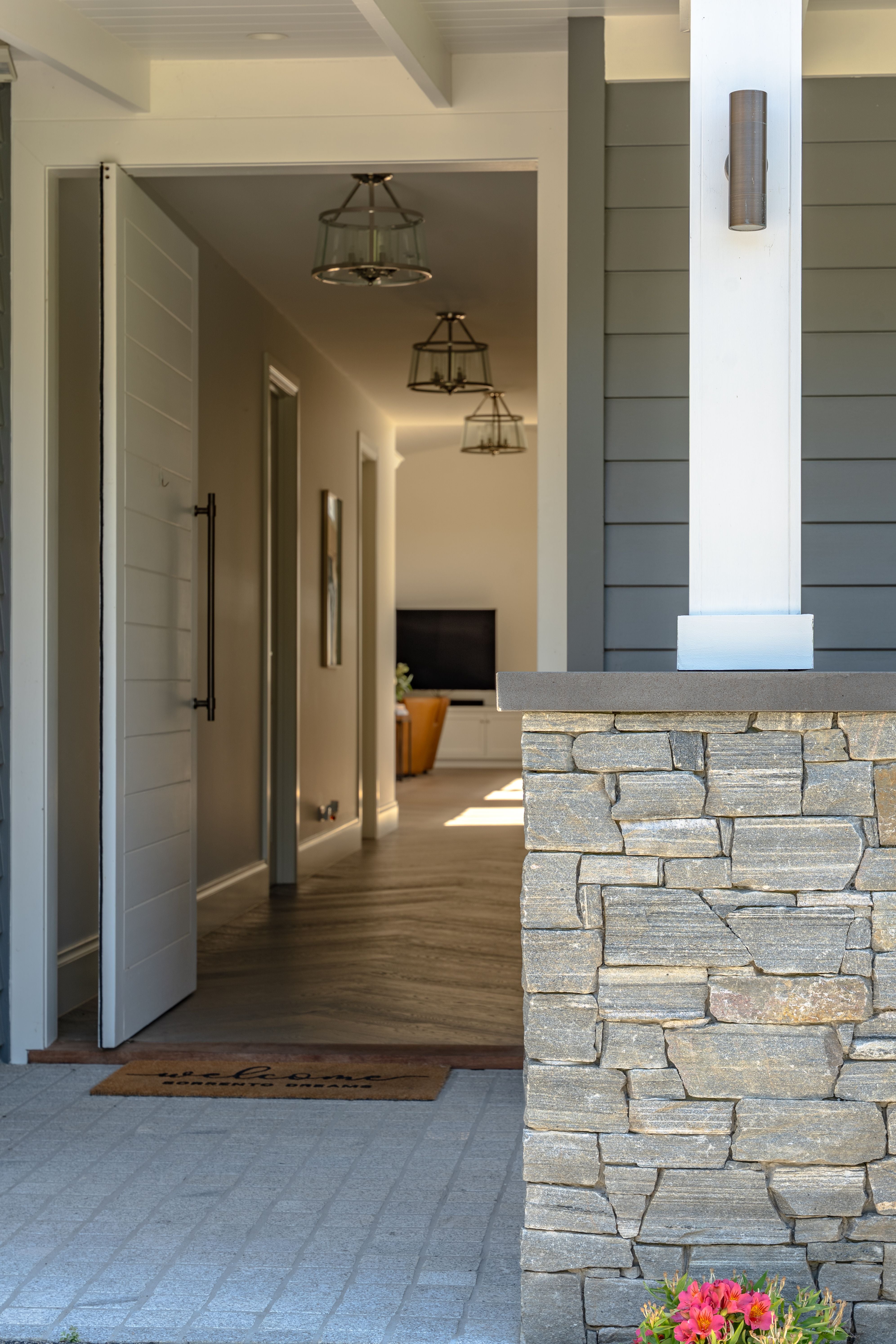 Graphite Wall Cladding + White Granite Cobblestones