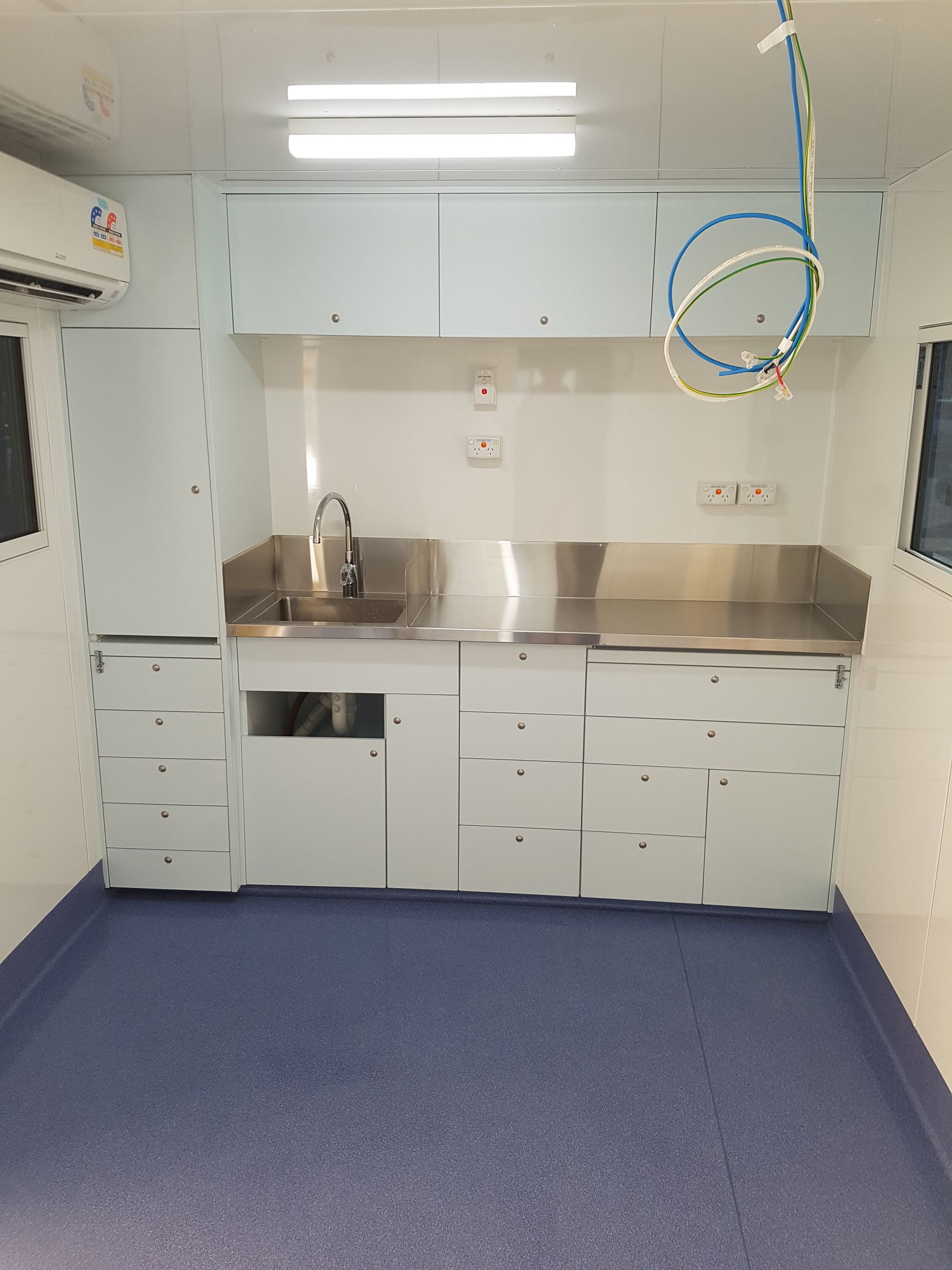 Traymark Industrial Caravans Dental Caravan Gallery Image -614142ab1cd2c