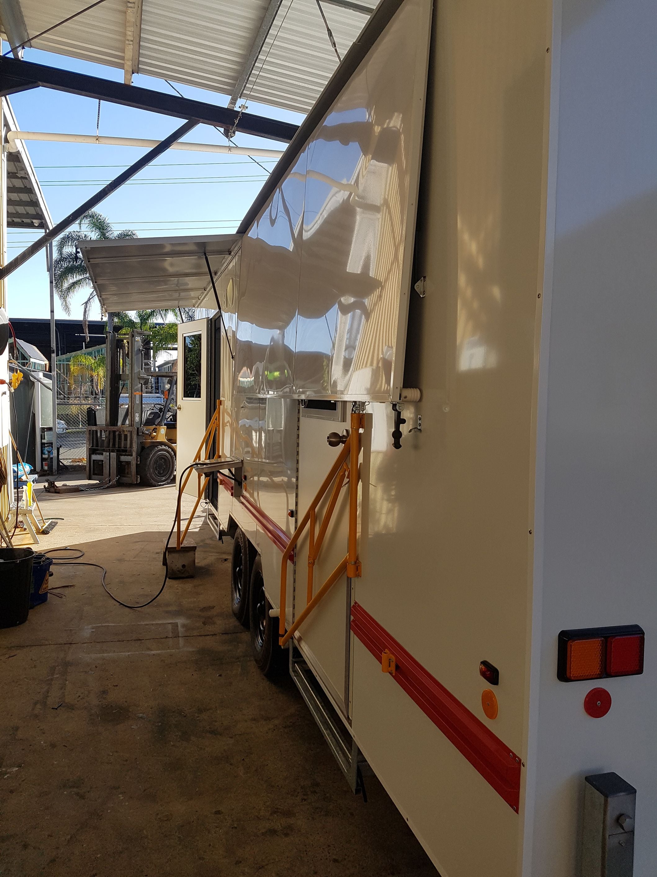 Traymark Industrial Caravans Dental Caravan Gallery Image -614142ad824fa