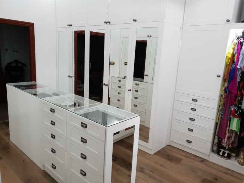 Hamptons style WIR using Polytec Classic White Ashgrain with a combination of clear glass & mirror glass door inserts
