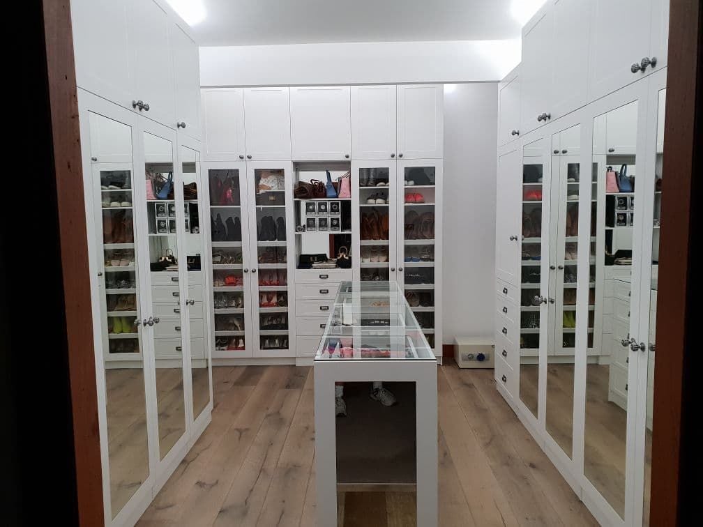 Hamptons style WIR using Polytec Classic White Ashgrain with a combination of clear glass & mirror glass door inserts