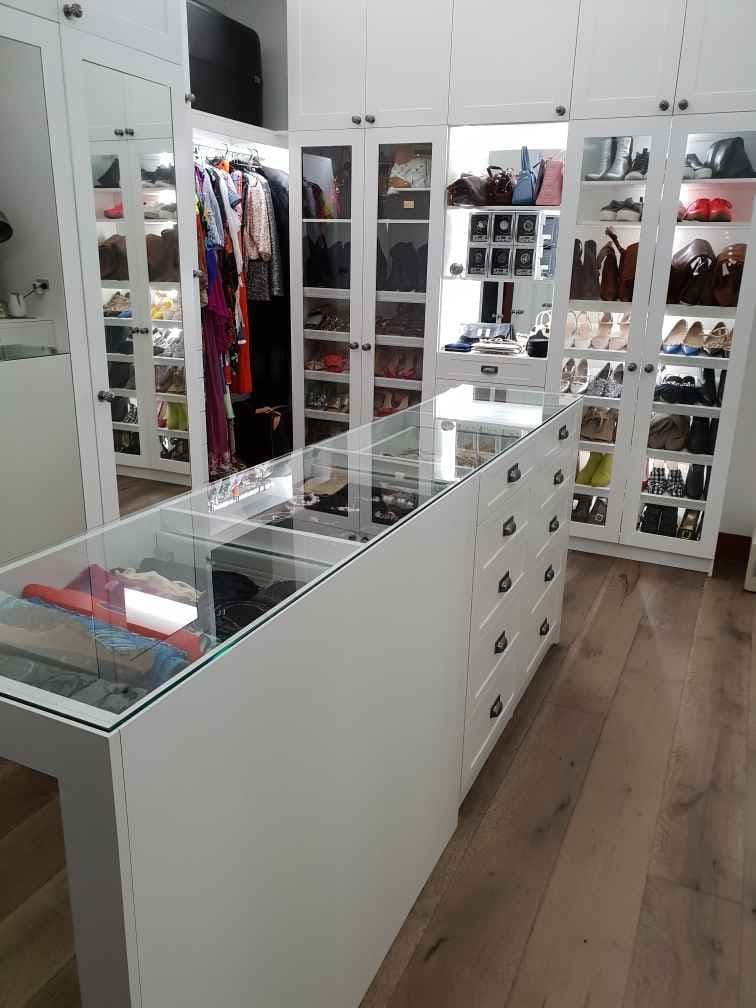 Hamptons style WIR using Polytec Classic White Ashgrain with a combination of clear glass & mirror glass door inserts