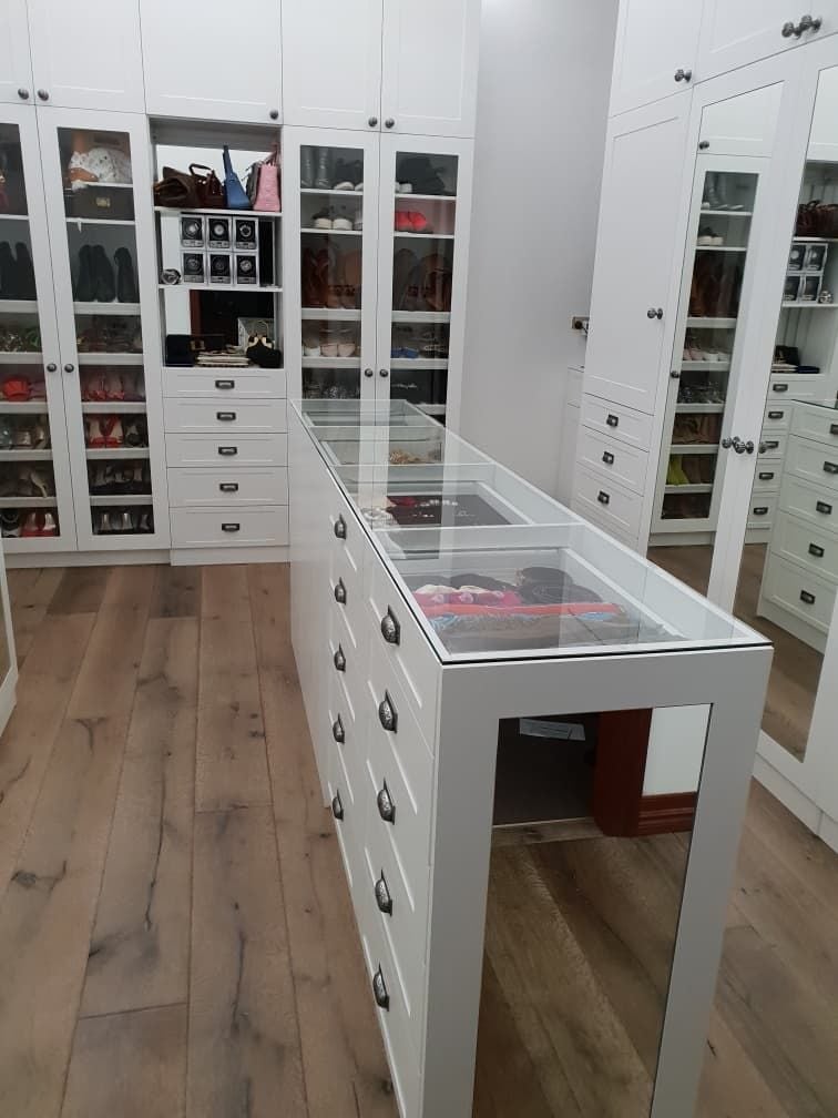 Hamptons style WIR using Polytec Classic White Ashgrain with a combination of clear glass & mirror glass door inserts