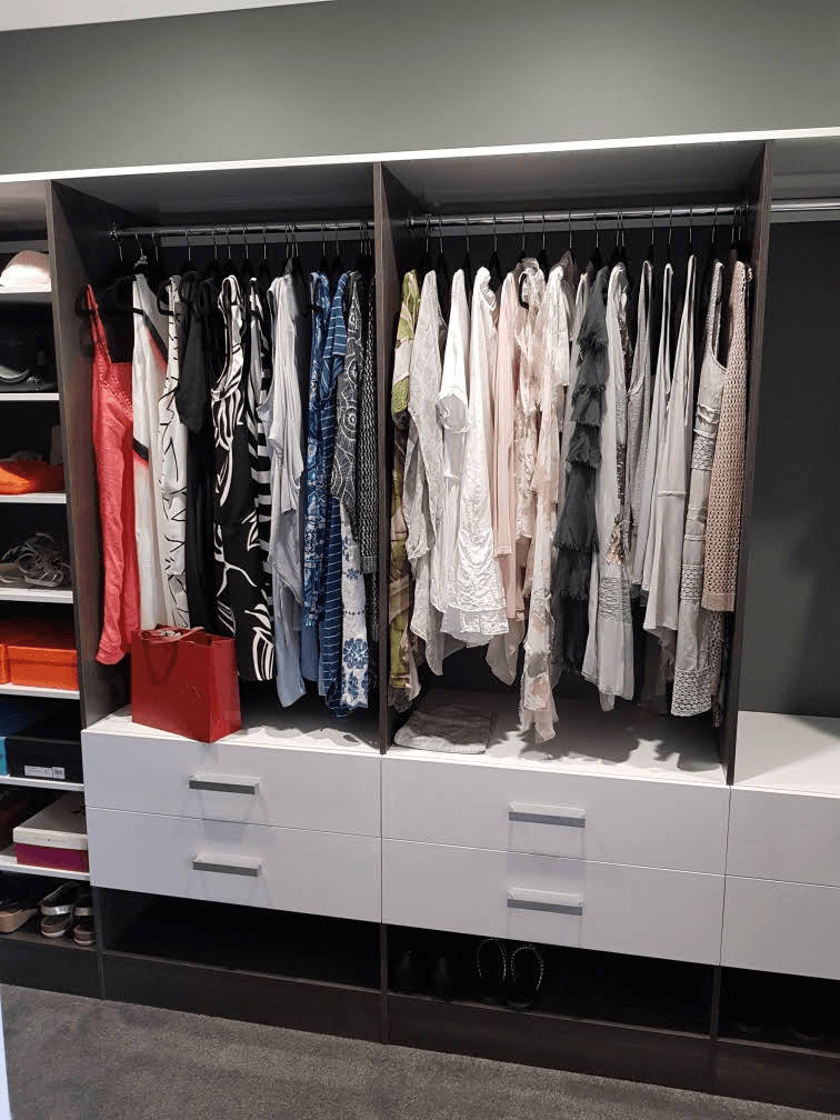 Combination black and white gloss WIR. Closed drawer with handle