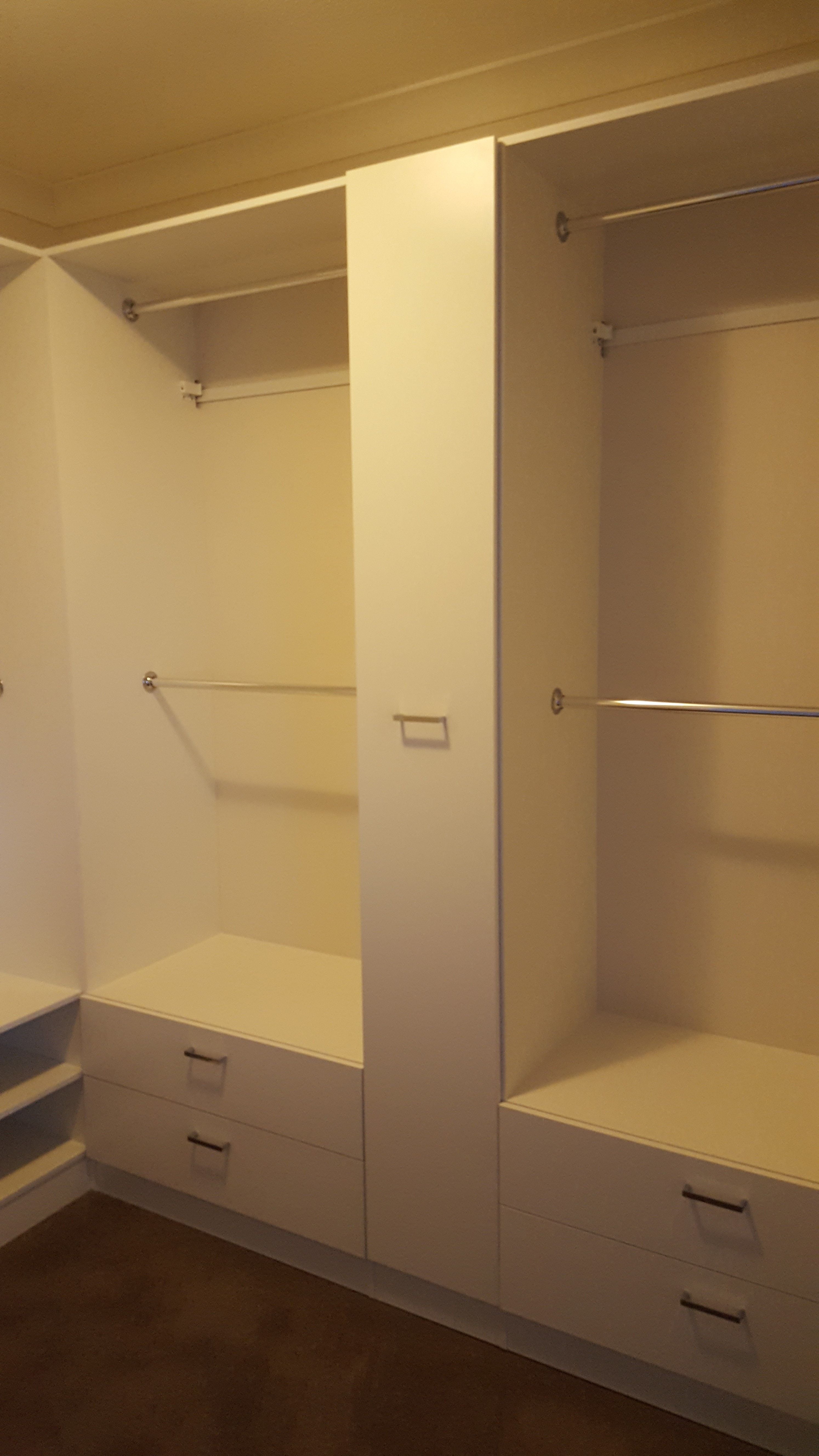 Pull out scarf cabinet (closed)
