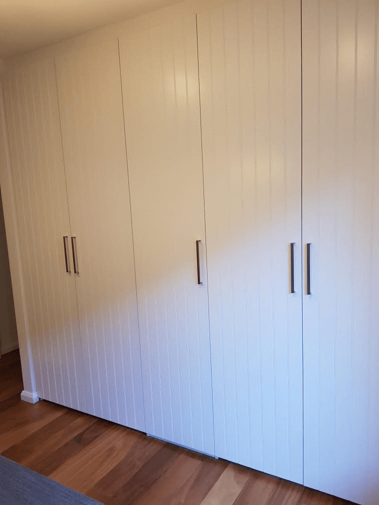 5 x 2 pack painted VJ panel hinged doors. 168mm satin silver Luca handles