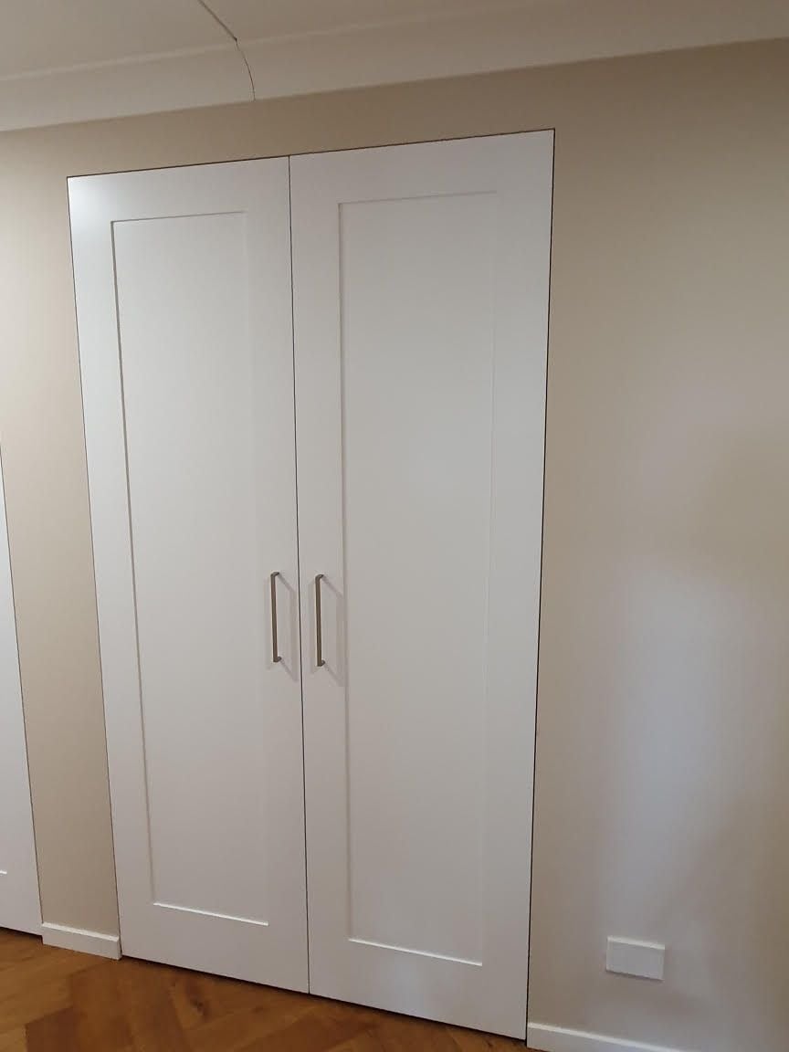 1 set of 2 shaker profile hinged doors using 18mm White Satin MR MDF with 2 pack painted finish. 168mm BN Luca handles