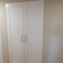 1 set of 2 shaker profile hinged doors using 18mm White Satin MR MDF with 2 pack painted finish. 168mm BN Luca handles
