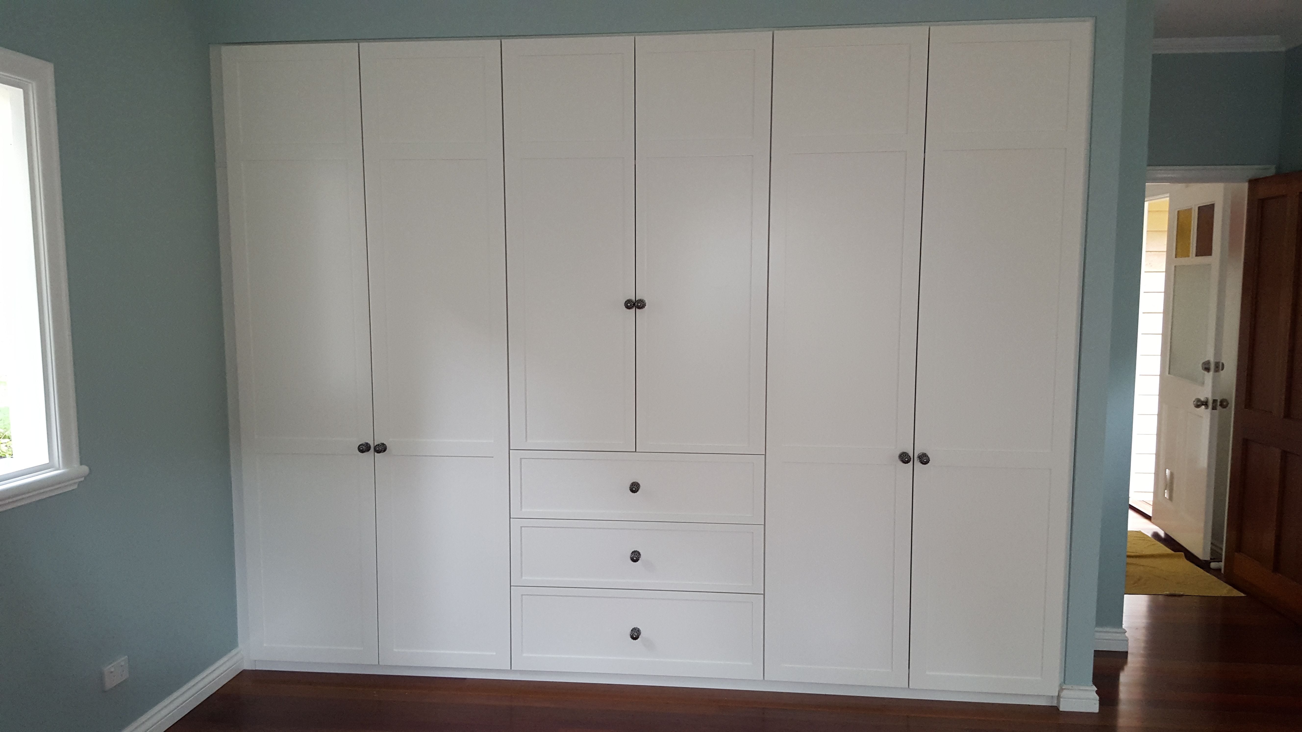 Profile 2 shaker hinged doors and drawer fronts. 2 pack painted finish. Antique Bronze knobs