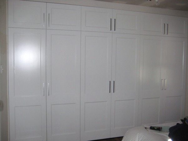 6 sets of 2 hinged doors. Shaker profile 2 with 2 pack painted finish. 128mm chrome Luca handles