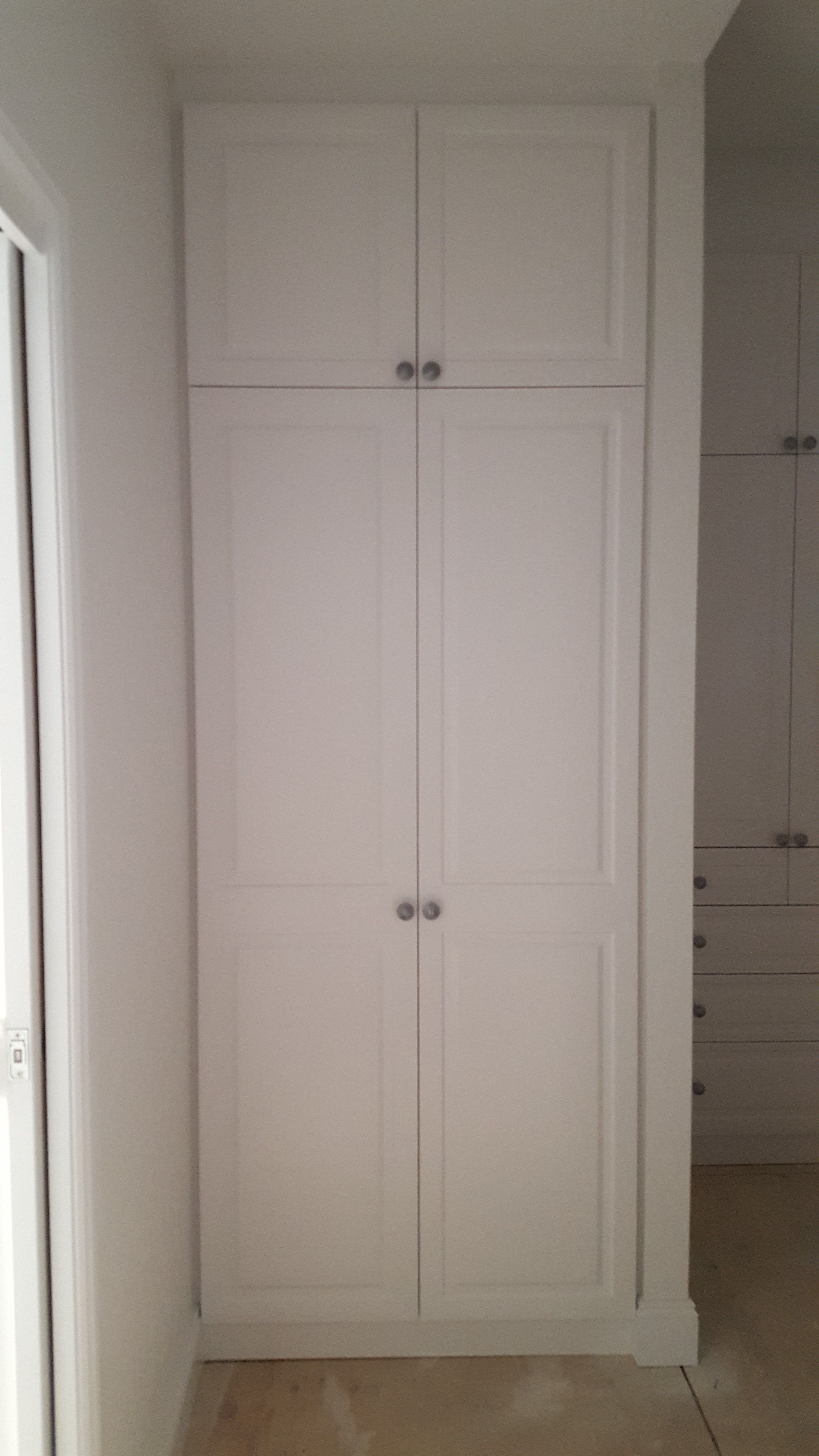 2 sets of 2 hinged doors with "Sophia" profile. 2 pack painted finish. Brushed Nickel knobs