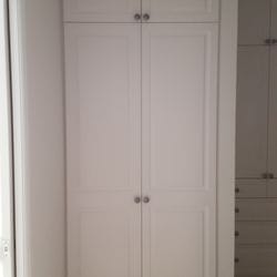 2 sets of 2 hinged doors with "Sophia" profile. 2 pack painted finish. Brushed Nickel knobs