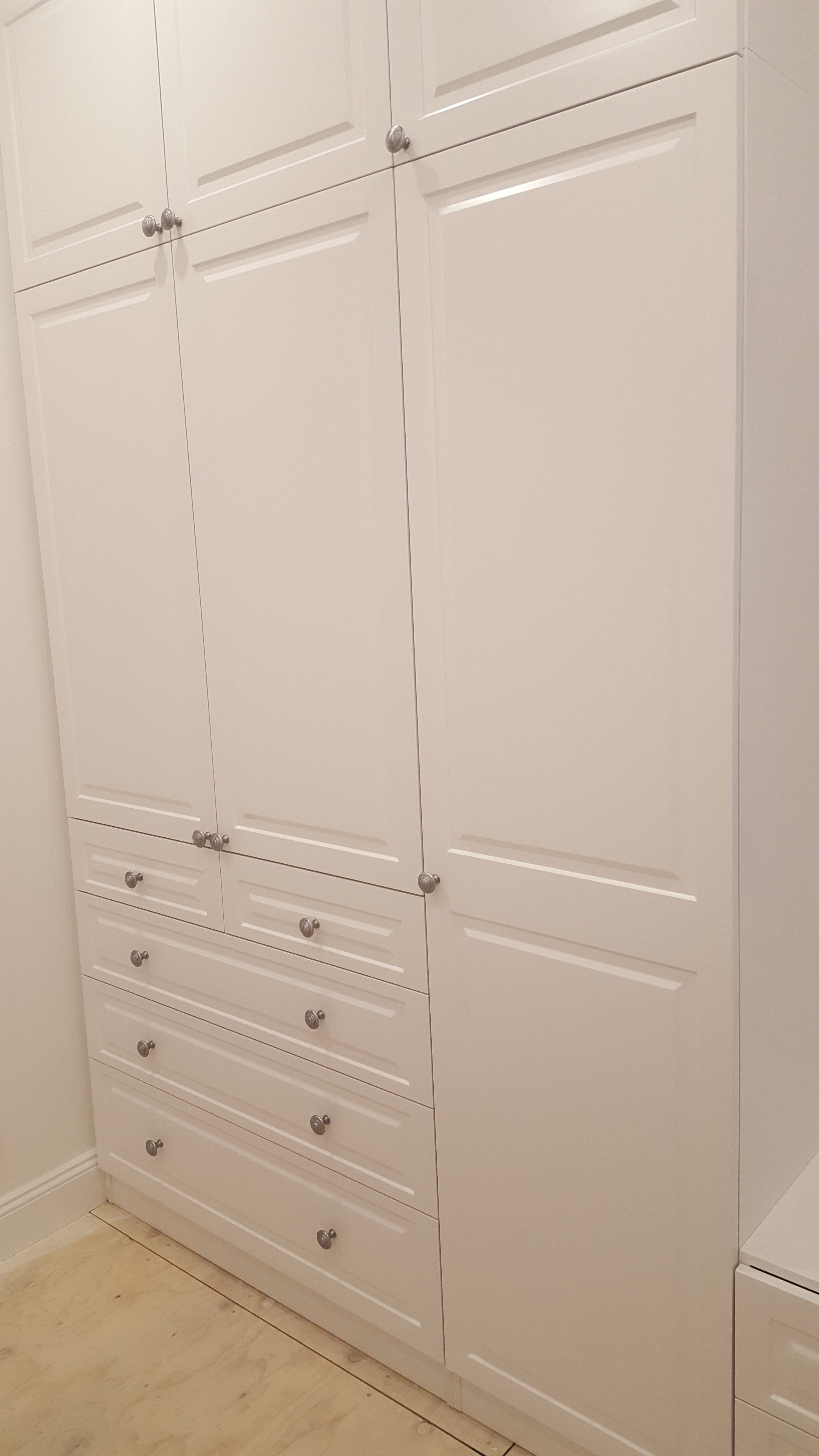 Hinged doors and drawer fronts with "Sophia" profile. 2 pack painted finish. Brushed Nickel knobs