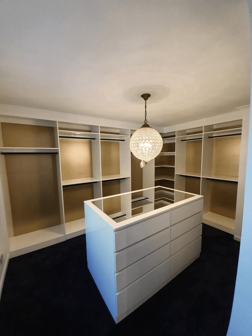 Polytec Ultra White Createc gloss WIR. Centre Island with glass top. Gold painted walls behind