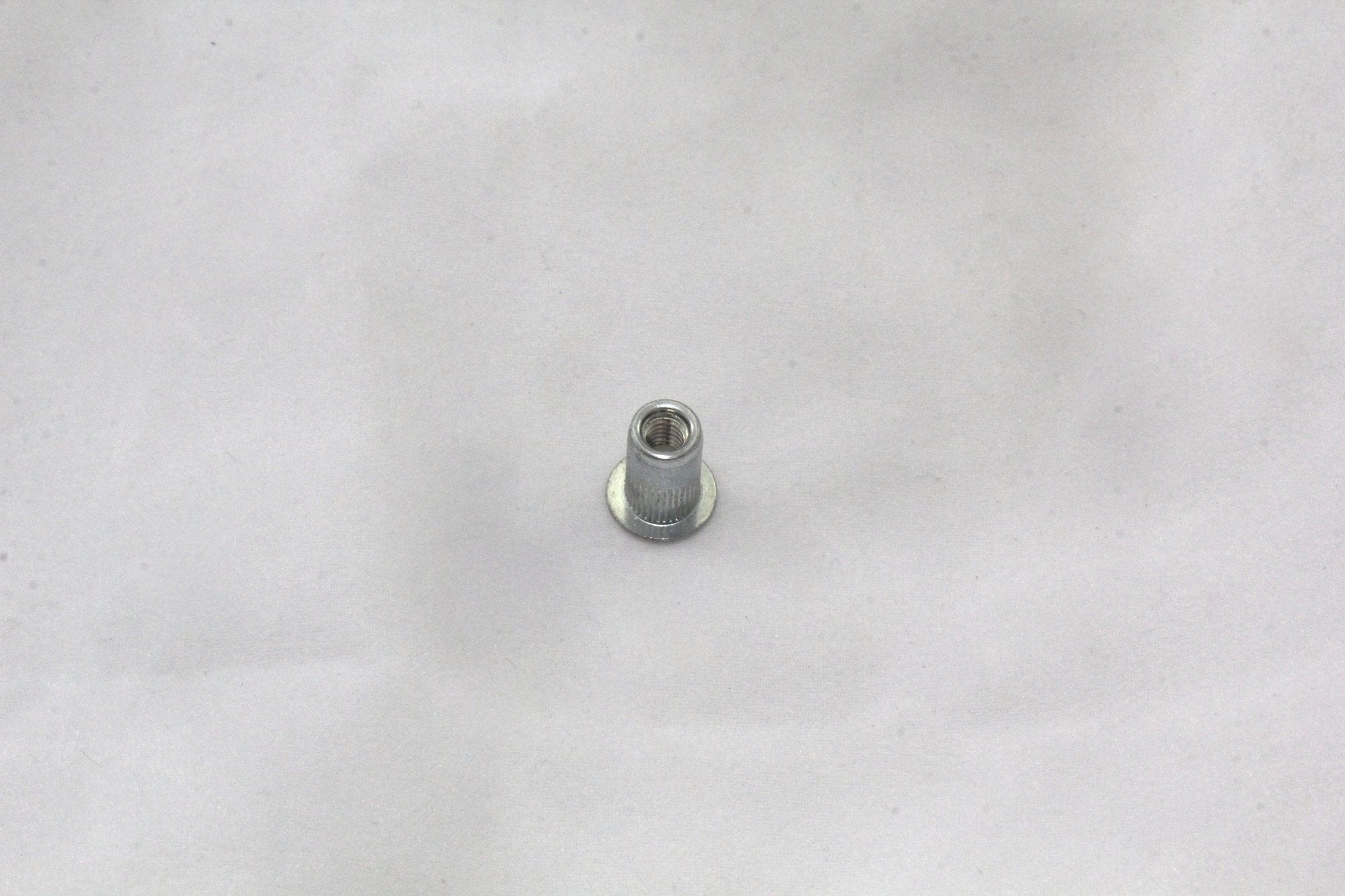 M4 Steel insert knurled small flange max grip 2mm