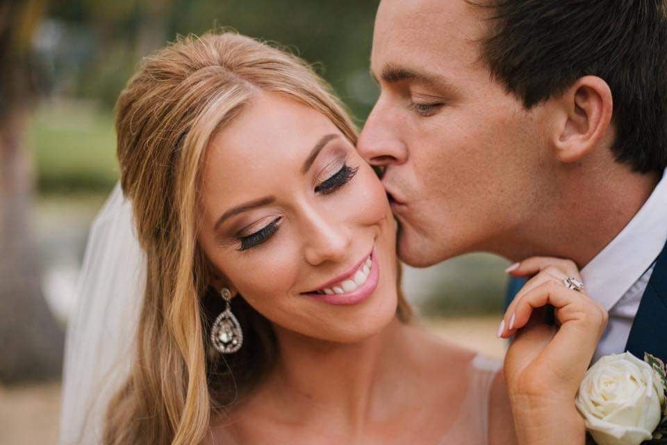 Bride and groom kiss Kiss Me Quick Package Image -5b56b0af4d8f3