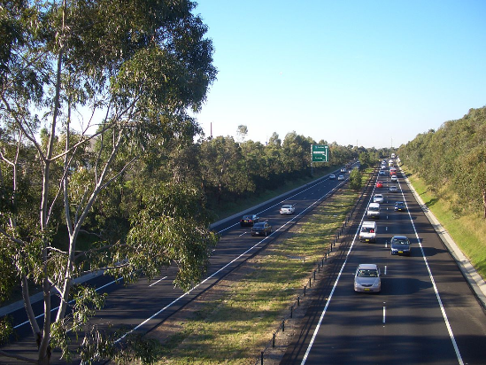 https://upload.wikimedia.org/wikipedia/commons/thumb/d/d5/Sydney_M5_Motorway.JPG/1200px-Sydney_M5_Motorway.JPG