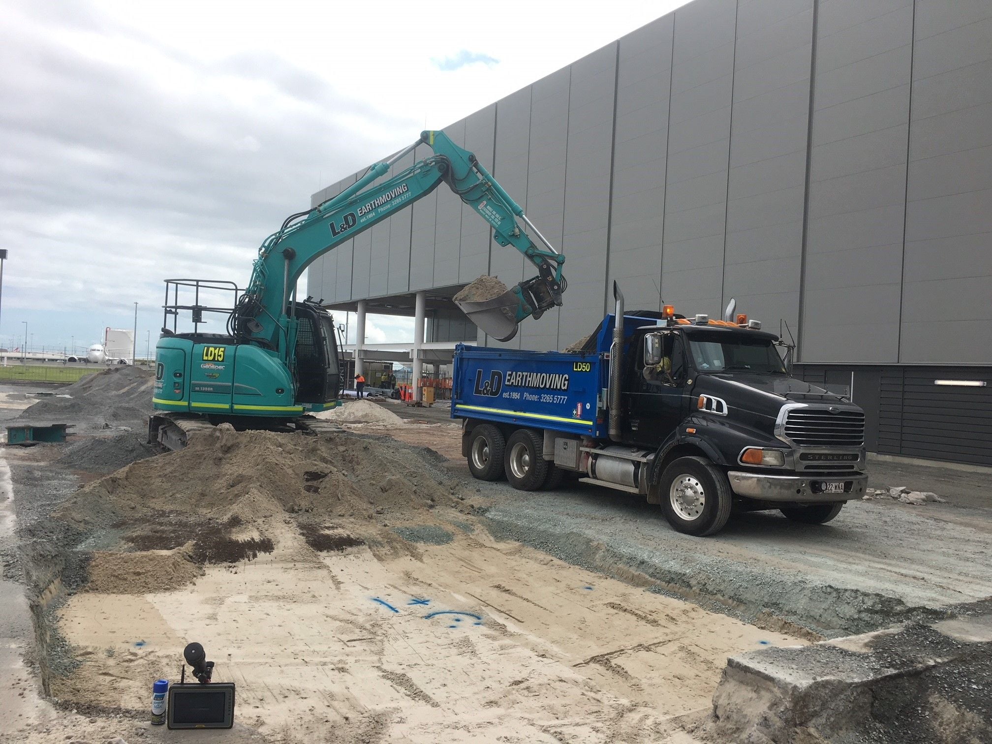 Excavators Image -5af224a1ed139