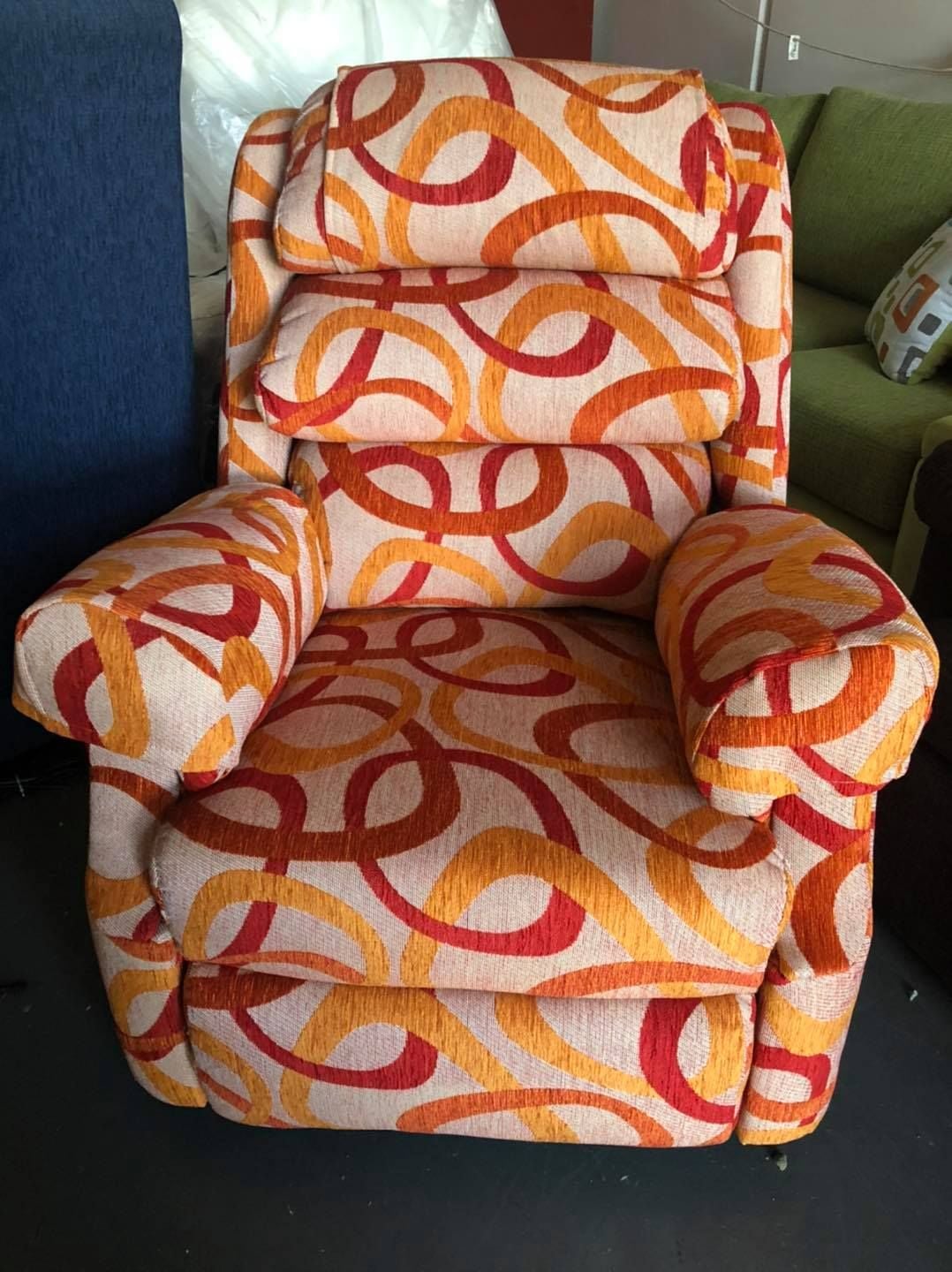 ELECTRIC LIFT CHAIRS AND RECLINERS Image -65b8602f5bf91