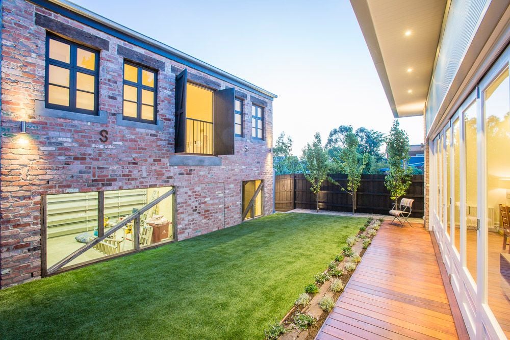 Armadale - Face Red Bricks Image -63e32b32adf24