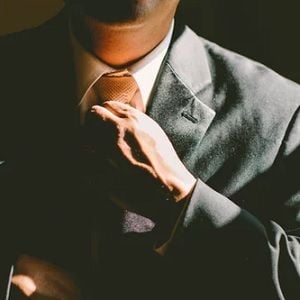ASX100 CEO salaries fell 8 per cent last year