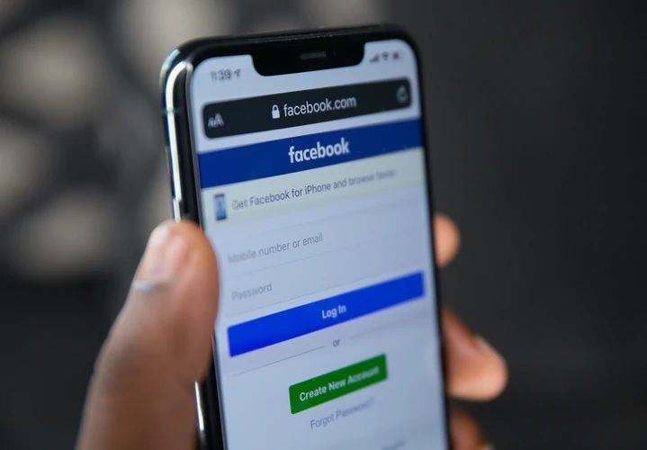 Facebook asks Australian news sites to be friends again