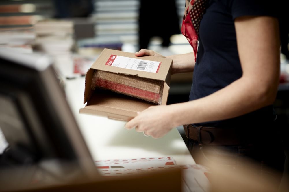 Australia Post to pause e-commerce parcel collections as 500 staff in isolation Australia Post to pause e-commerce parcel collections as 500 staff in isolation