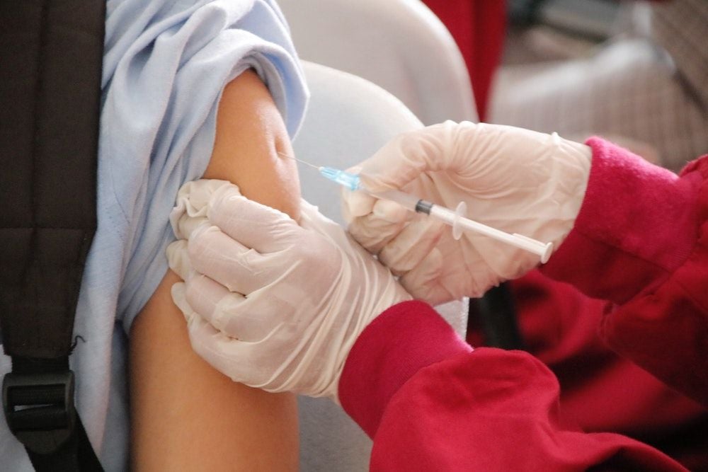 Queensland vaccine mandates extended, home quarantine rules to relax Queensland vaccine mandates extended, home quarantine rules to relax