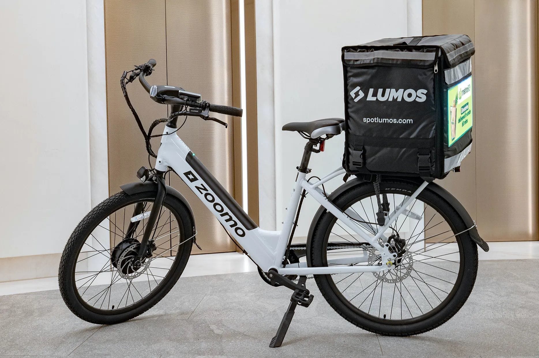 Smart bag ad-tech Lumos joins forces with e-bike innovator Zoomo