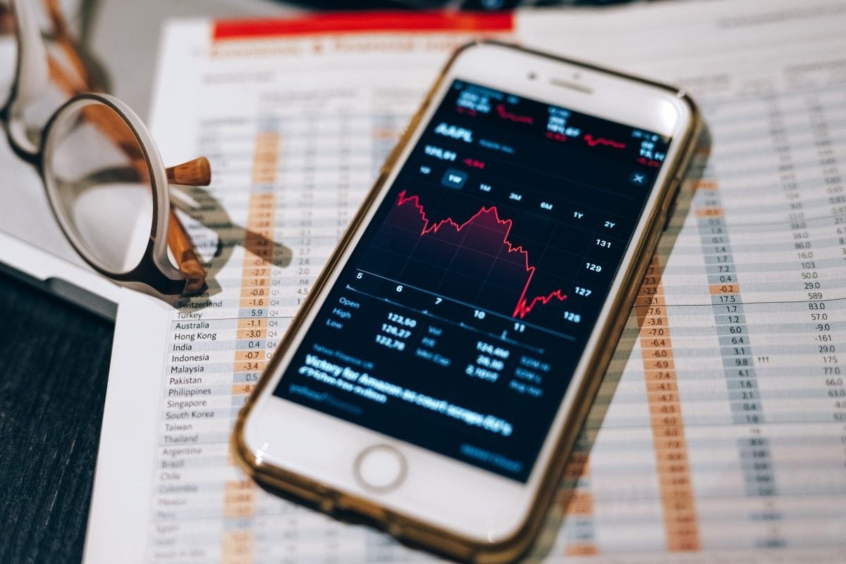 Why investors should consider defensive income stocks in an inflationary market