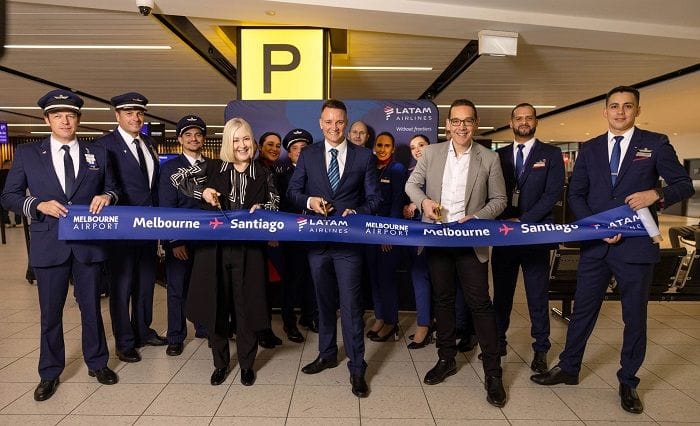 La tripulación de LATAM participó en una ceremonia de inauguración con la CEO del Aeropuerto de Melbourne, Laurie Argus (centro izquierda), el Country Manager de LATAM Airlines - Oceanía, Chris Ellis (centro) y el Ministro de Turismo de Victoria, Steve Demopoulos.
