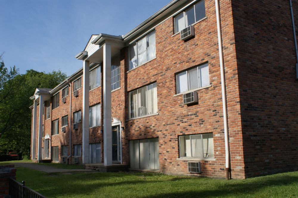 Colonial Manor Appartments Image -6537e8bf4b20f