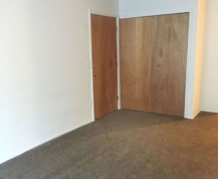 Colonial Manor Appartments Image -6537e8cda0bb4