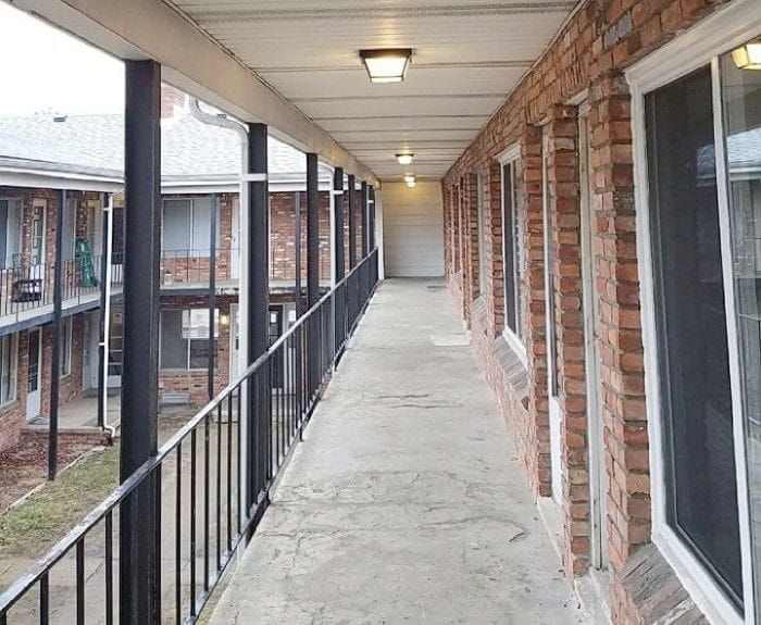 Colonial Manor Appartments Image -6537e8ce0c86b