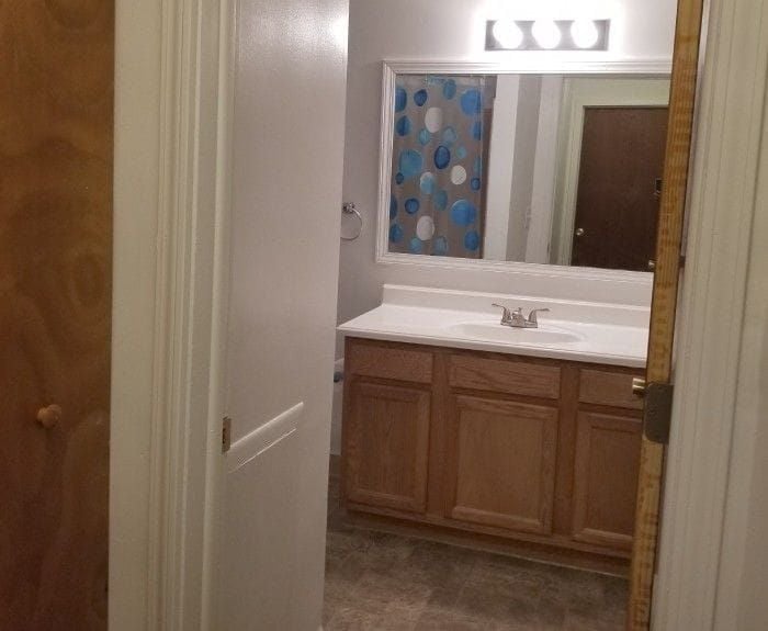 Colonial Manor Appartments Image -6537e8ce64b38