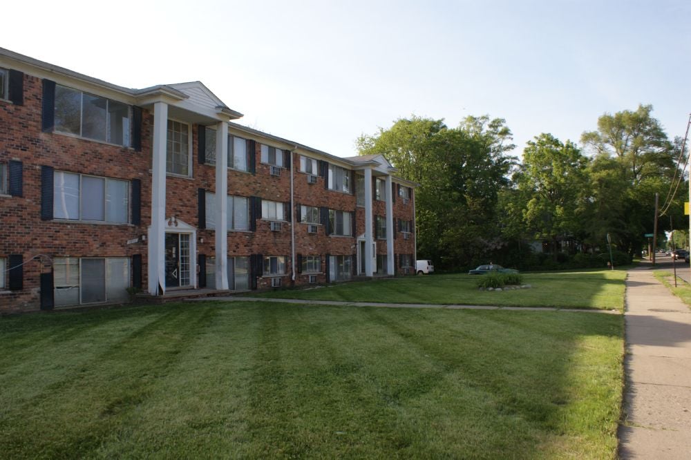 Colonial Manor Appartments Image -6537e95e2e1da