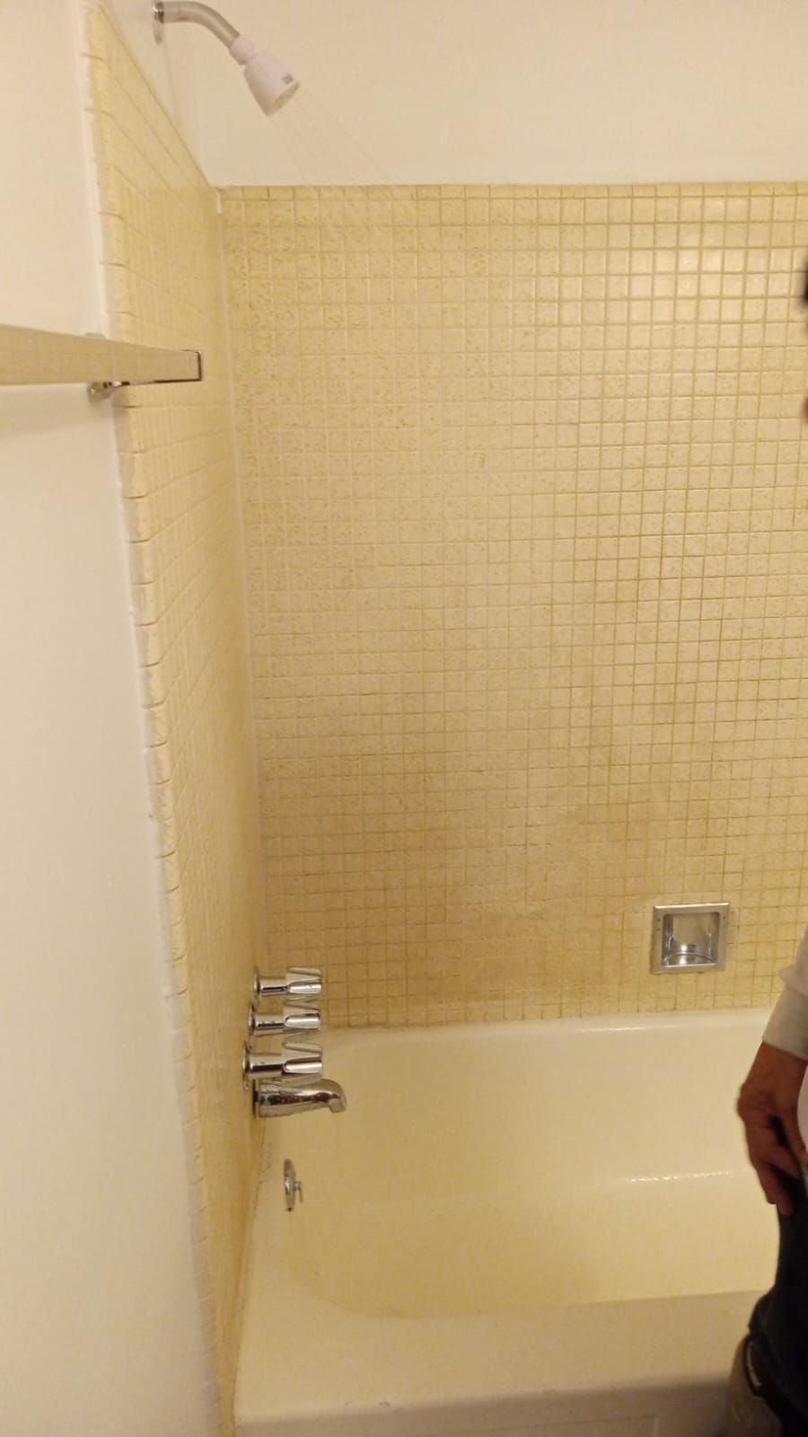 Colonial Manor Apartments Courtyard Image -65e726db4bd66