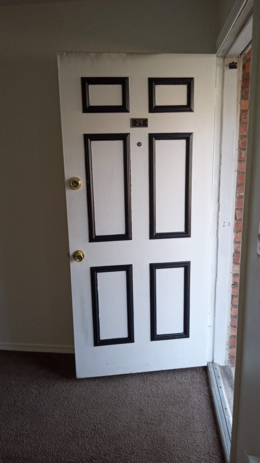 Colonial Manor Apartments Courtyard Image -65e726dbcf3bc