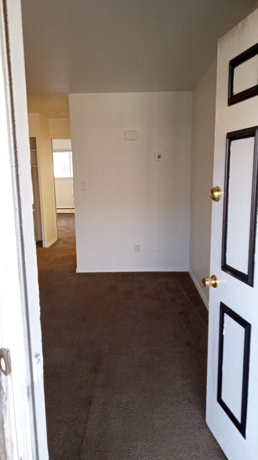 Colonial Manor Apartments Courtyard Image -65e726dc45bfc