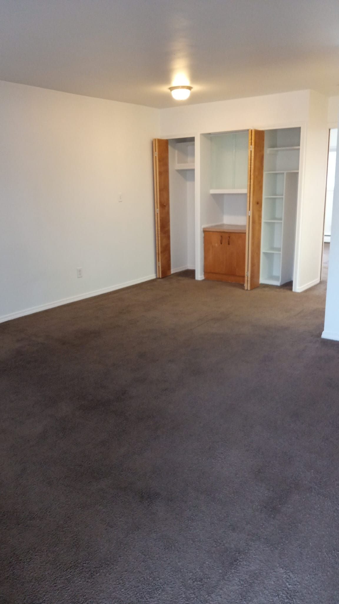 Colonial Manor Apartments Courtyard Image -65e726dcd199f