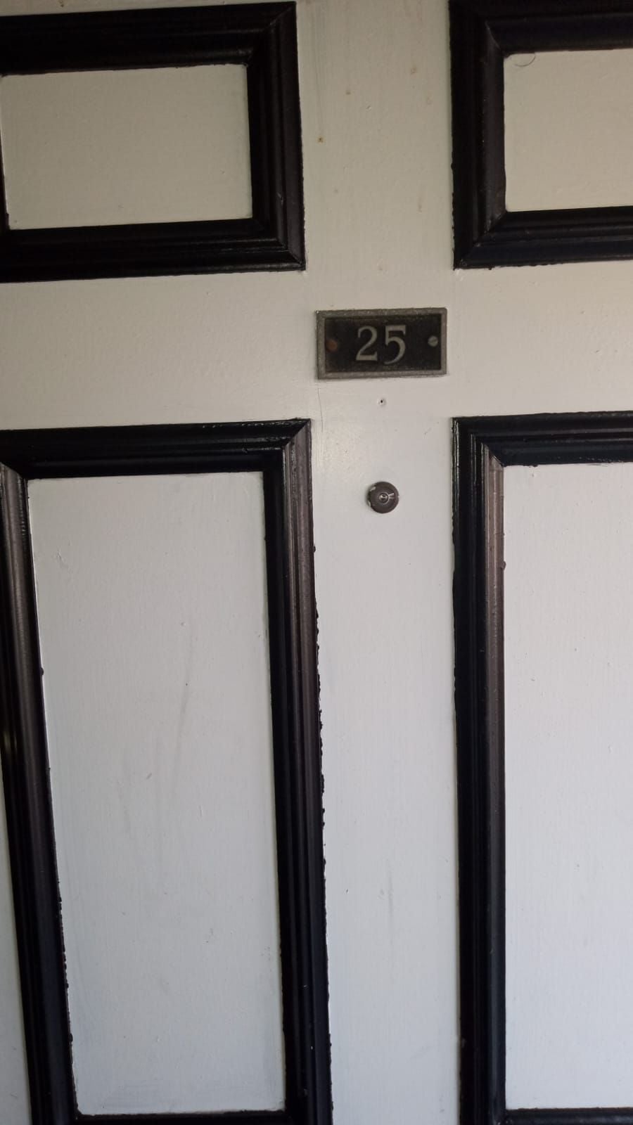 Colonial Manor Apartments Courtyard Image -65e726dd58d55