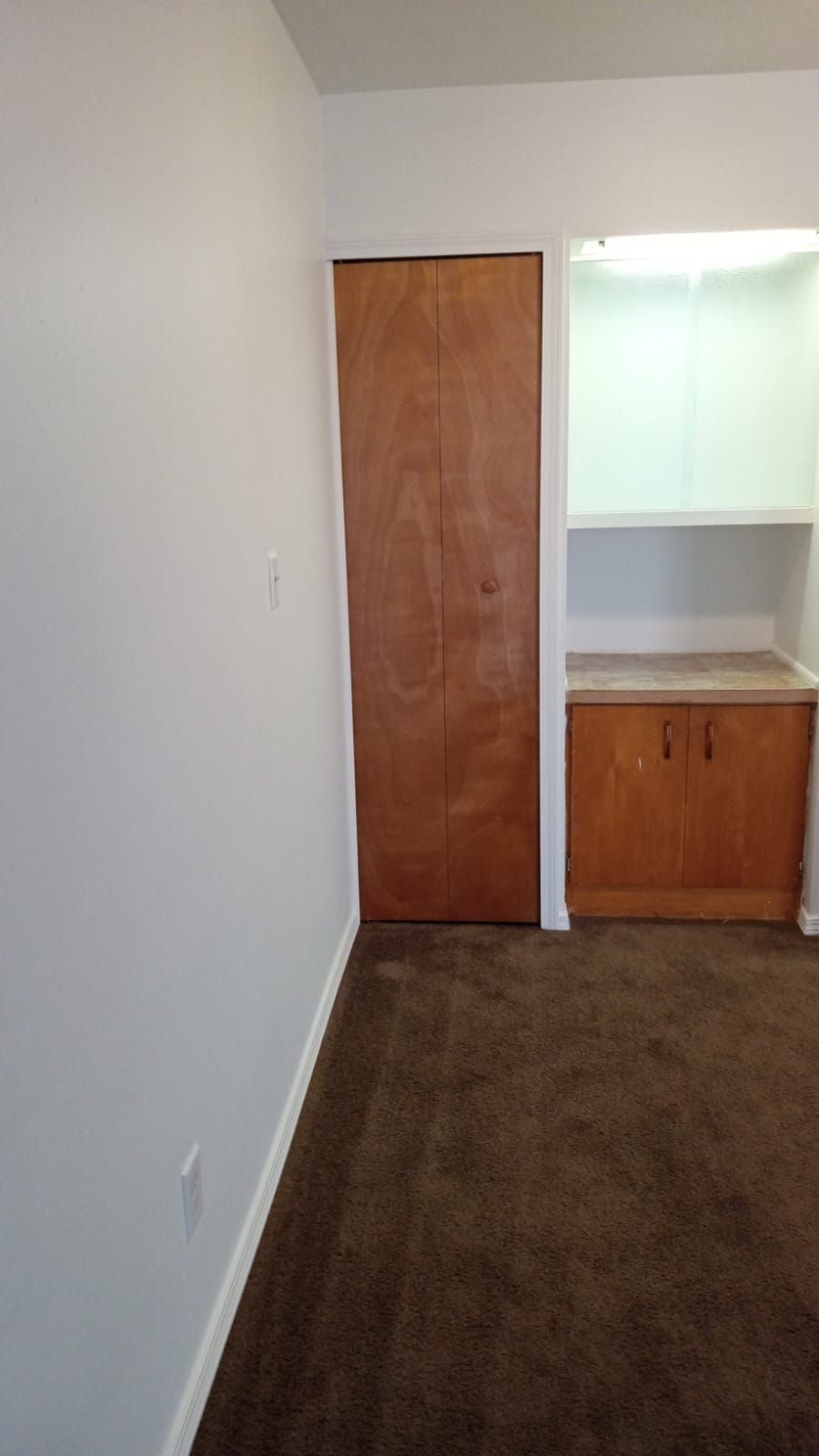 Colonial Manor Apartments Courtyard Image -65e726de4c08d