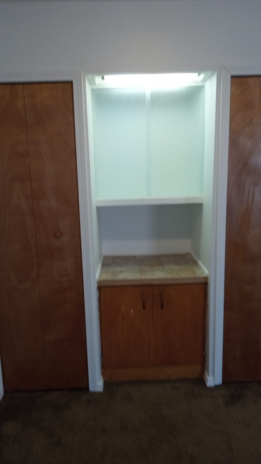 Colonial Manor Apartments Courtyard Image -65e726df41d77