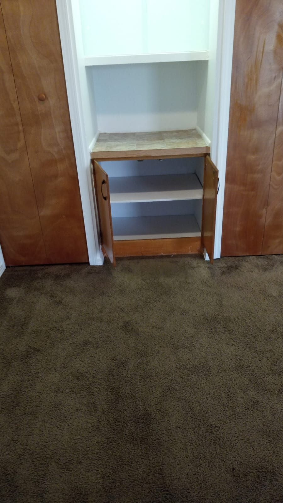 Colonial Manor Apartments Courtyard Image -65e726e2cec94