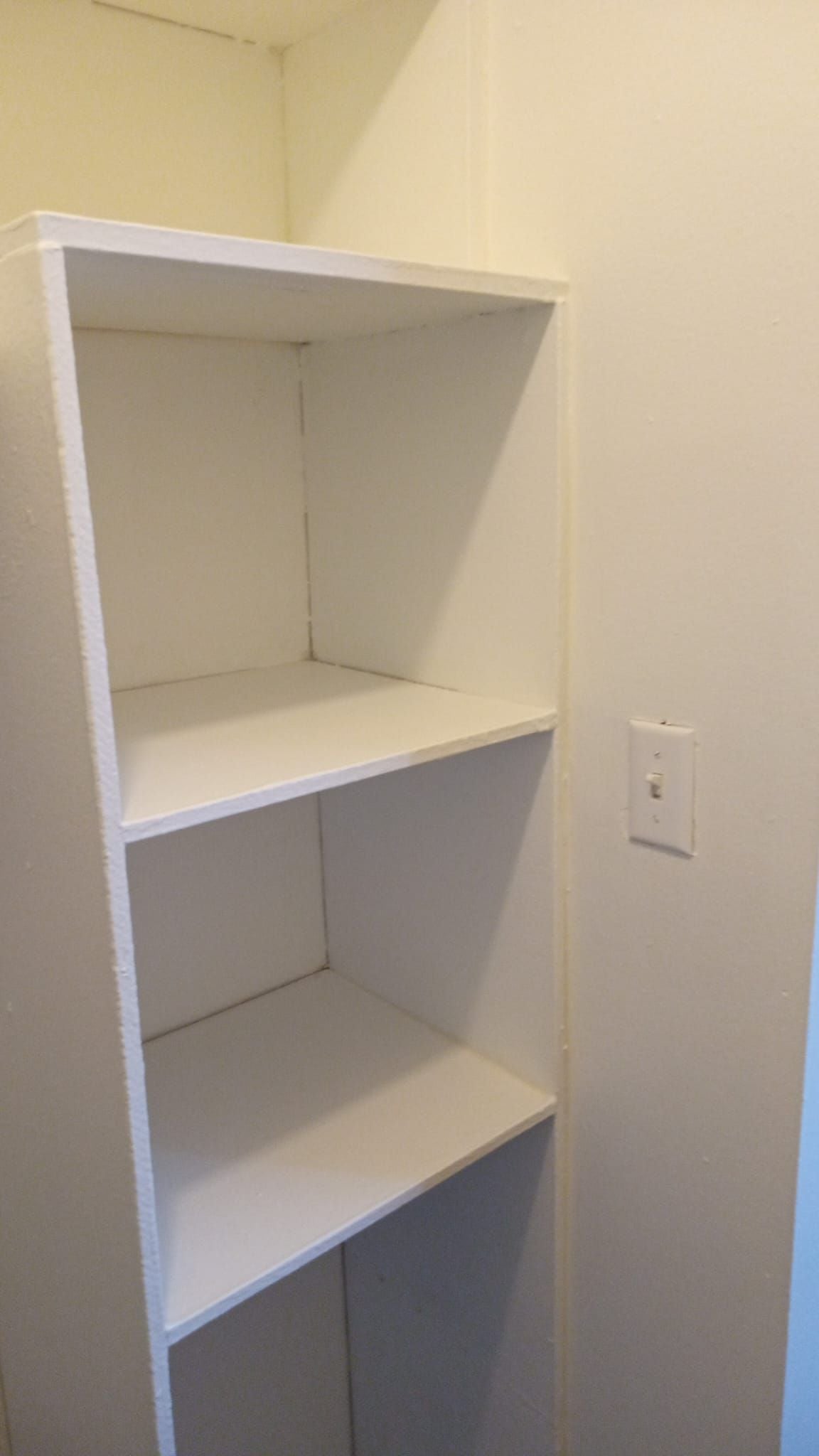 Colonial Manor Apartments Courtyard Image -65e726e442122