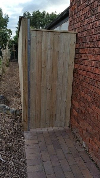 North-Epping-alum-pool-fence-timber-boundary-fence