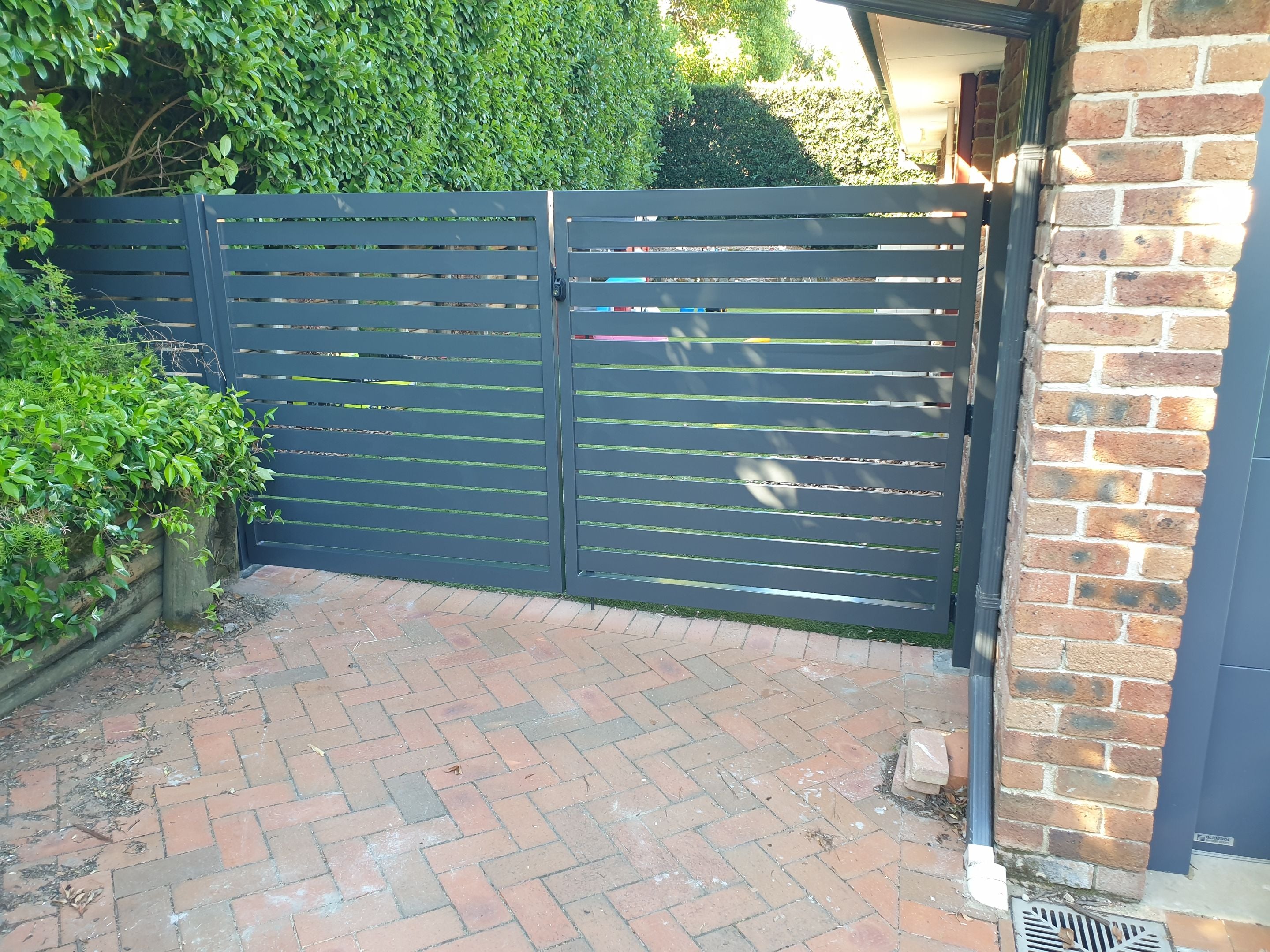 Cherrybrook_alum_slat_screen_gates fence